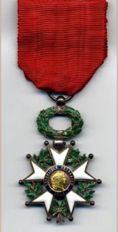 photo 119 Légion d’Honneur* III° République. Croix d’un module assez particulier (environ 2/3 de la taille habituelle) avec centre en 3 parties.