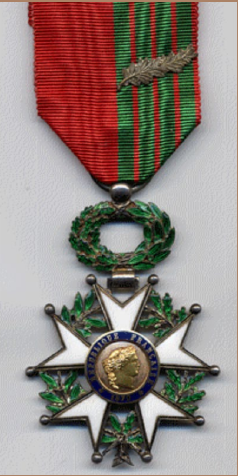 photo 120 Légion d’Honneur* III° République, avec centre en 3 parties. Ruban mixte Légion d’Honneur / Croix de Guerre* 14-18.