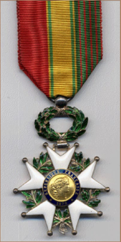 photo 121 Légion d’Honneur* III° République d’un modèle standard. Ruban mixte Légion d’Honneur* / Médaille Militaire* / Croix de Guerre* 14-18.