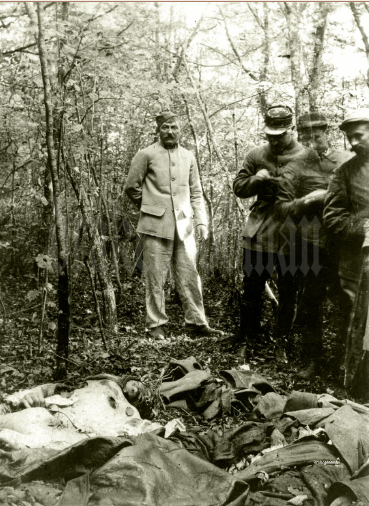 photo 22 Forêt de Puvenelle - Dimanche 10 octobre 1915 Cadavres d’aviateurs Boche* abattu dans les lignes française