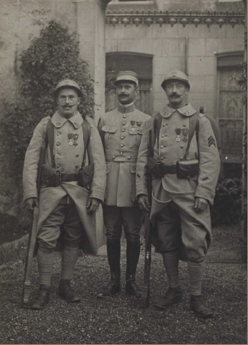 Auxphoto 54 Ligny-en-Barrois, Novembre 1916 extrémités: Soldats revêtant une capote de 2ème type. Poches supprimées et boutonnage croisé. Au centre: Capote de modèle original, poches et boutonnage droit.